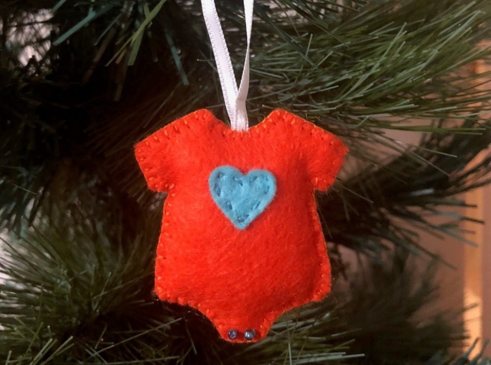 CHRISTMAS RED /& GREEN BELLS w//HOLLY Small Iron On Patch Holiday Decoration